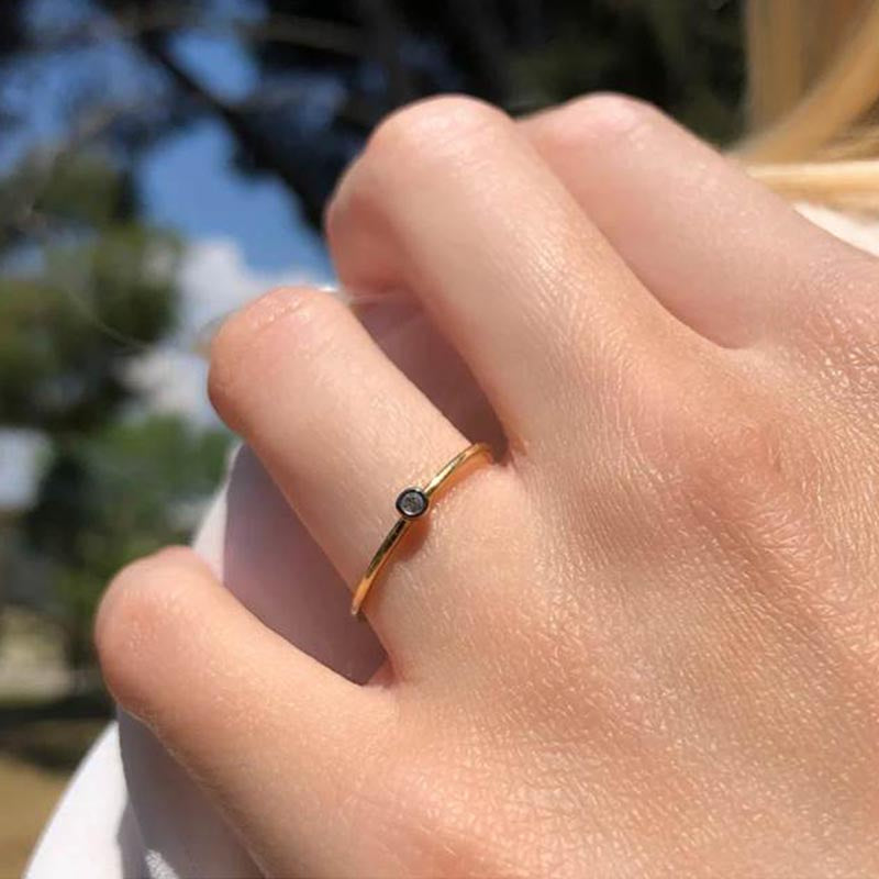 One Diamond Ring in 18K Gold